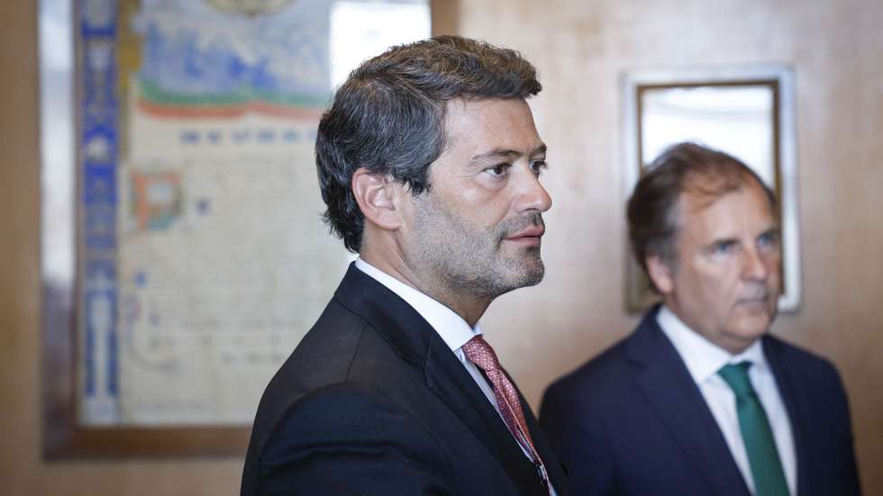 O presidente do Chega (CH), André Ventura (C), ladeado pelo candidato autárquico do partido à Câmara Municipal de Lisboa (CML), Bruno Mascarenhas (D) durante uma visita à União de Associações do Comércio e Serviços (UACS), em Lisboa, 23 de junho de 2025. ANTÓNIO PEDRO SANTOS/LUSA