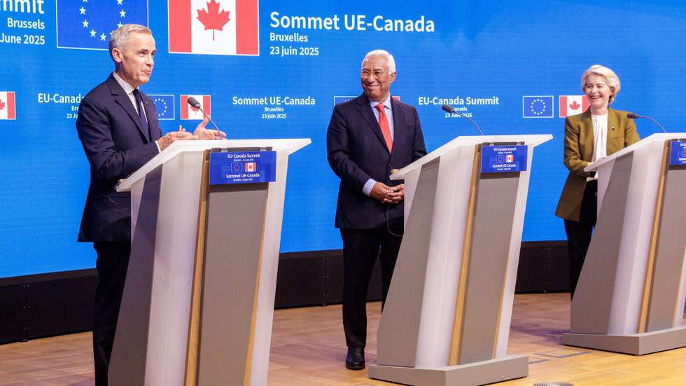 epa12193435 (L-R) Canadian Prime Minister Mark Carney, European Council President Antonio Costa and European Commission President Ursula von der Leyen speak during a press conference after the 20th EU-Canada summit in Brussels, Belgium, 23 June 2025.  EPA/OLIVIER MATTHYS
