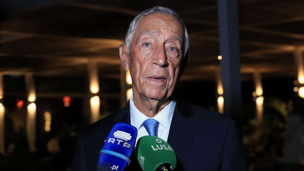 O Presidente da República de Portugal, Marcelo Rebelo de Sousa, fala aos jornalistas durante uma curta escala em Luanda, Angola, antes de seguir para Moçambique, onde participará nas comemorações dos 50 anos da independência do país lusófono. Luanda, 23 de junho de 2025. AMPE ROGÉRIO/LUSA