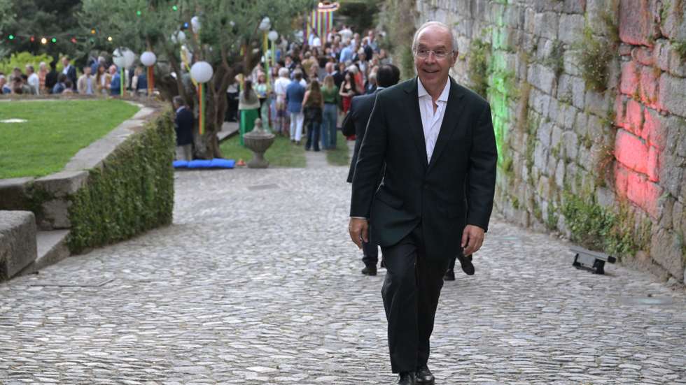 O candidato às eleições presidenciais, Luís Marques Mendes, à chegada para o jantar de São João e assistiram ao fogo de artifício, organizado pela Câmara Municipal do Porto na Casa do Roseiral, Jardins do Palácio de Cristal, no Porto. 23 de junho de 2025. FERNANDO VELUDO/LUSA