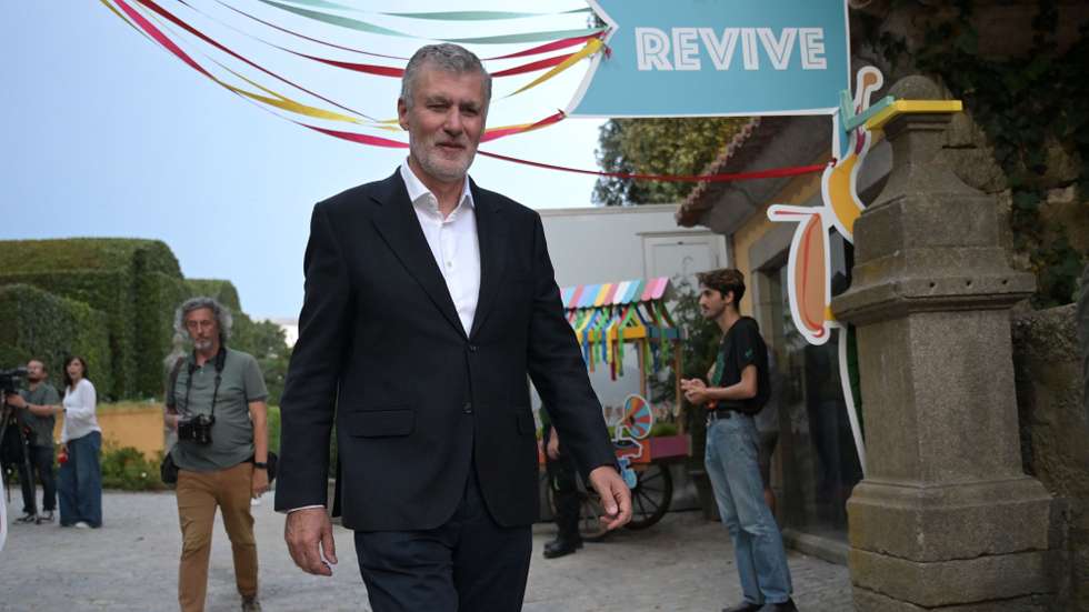 O candidato às eleições presidenciais, Gouveia e Melo, à chegada para o jantar de São João e assistiram ao fogo de artifício, organizado pela Câmara Municipal do Porto na Casa do Roseiral, Jardins do Palácio de Cristal, no Porto. 23 de junho de 2025. FERNANDO VELUDO/LUSA