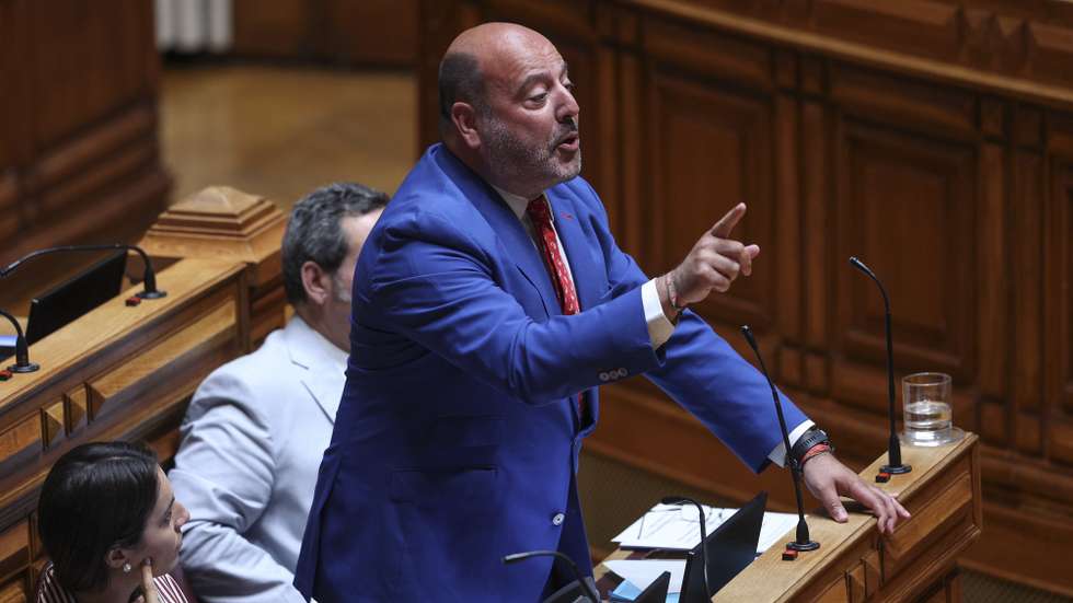 O deputado do Chega, Pedro Pinto, intervém sobre a votação sobre os lugares atribuidos às bancadas parlamentares antes do Debate Preparatório do Conselho Europeu Especial de 26 e 27 de junho, Assembleia da República, em Lisboa, 18 de junho de 2025. MIGUEL A. LOPES/LUSA