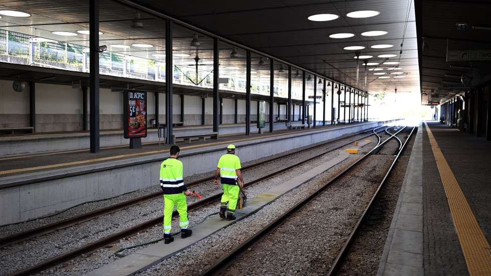 Trabalhadores das Infraestruturas de Portugal fazem manutenção na linha da estação Ferroviária de Guimarães,, 28 de abril de 2025. O Sindicato Ferroviário da Revisão Comercial Itinerante, que representa revisores, trabalhadores de bilheteiras e comerciais, convocou para hoje uma greve pela melhoria das condições salariais, que está a ter uma adesão de 100% a nível nacional. ESTELA SILVA/LUSA