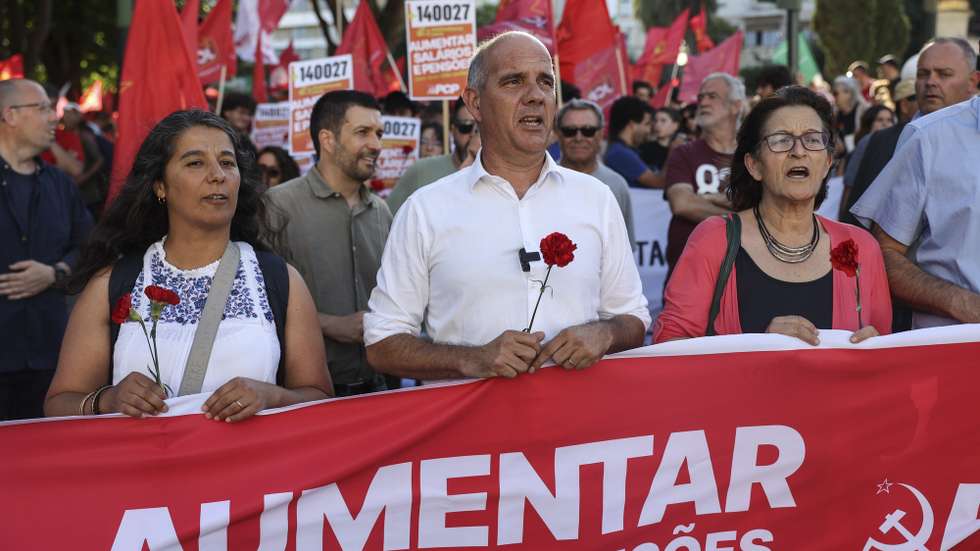 O secretário-geral do Partido Comunista Português (PCP), Paulo Raimundo (C), acompanhado pela líder parlamentar do partido, Paula Santos (E), durante a marcha “Cumprir a Constituição. Aumentar salários e pensões, para uma vida melhor”, promovida pelo PCP para reivindicar "o cumprimento da Constituição da República Portuguesa com os direitos que consagra e o aumento de salários e pensões e por habitação, saúde, direitos das crianças e paz", Lisboa, 26 de junho de 2025. MIGUEL A. LOPES/LUSA