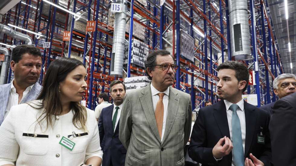 O ministro da Economia e da Coesão Territorial, Manuel Castro Almeida (C), durante uma breve visita ao novo Bloco Logístico da Mercadona (o maior da marca na peninsúla ibérica) Artur Silva (D) em Almeirim, Santarém, 27 de junho de 2025. TIAGO PETINGA/LUSA