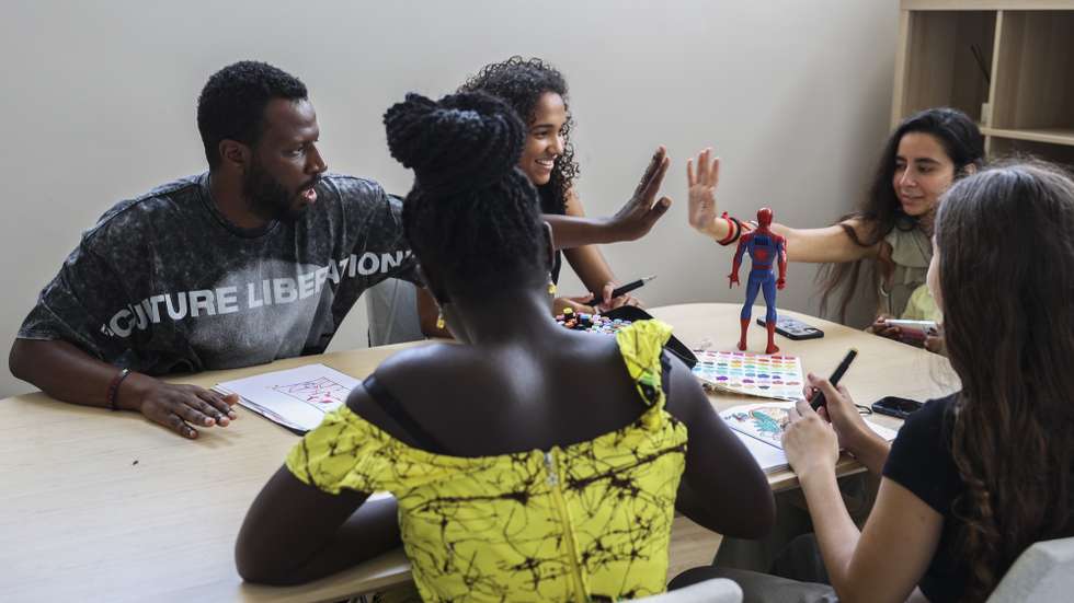 O músico Dino d’Santiago interage com jovens no espaço onde está sediado o seu projeto "Mundu Nôbu", em Lisboa, 25 de junho de 2025. (ACOMPANHA TEXTO DA LUSA DO DIA 28 DE JUNHO DE 2025). TIAGO PETINGA/LUSA