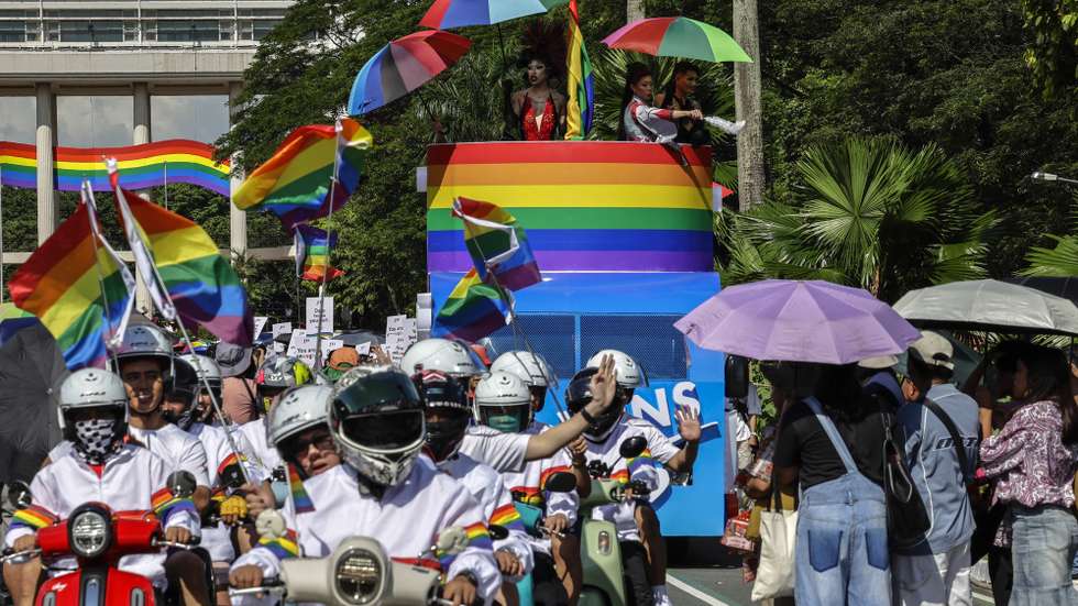 epa12202455 Drag artists (top) ride on a float during the LoveLaban Pride March in Quezon City, Metro Manila, Philippines, 28 June 2025. Human rights advocacy groups from the LGBTQIA+ community and their supporters held the annual march to express freedom in gender identity and to call for the passage of the Sexual Orientation, Gender Identity, Gender Expression (SOGIE) Equality Bill, which is pending in the Philippine Congress.  EPA/ROLEX DELA PENA