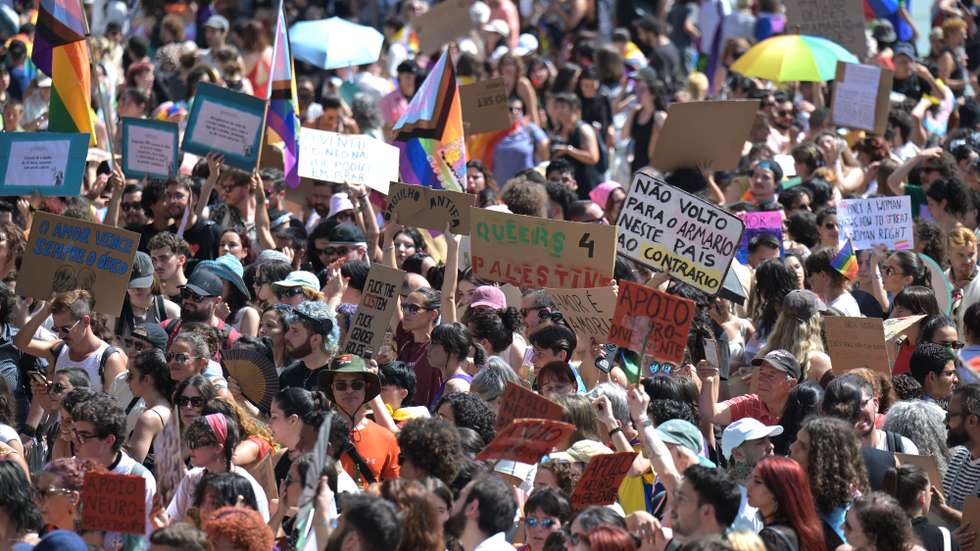 Ativistas participam na 20.ª Marcha do Orgulho LGBTI+, no âmbito do Dia Internacional do Orgulho Gay, que se concentrou junto à Câmara Municipal do Porto e percorreu diversas artérias até ao Largo Amor de Perdição, no Porto, 28 de junho de 2025. FERNANDO VELUDO/LUSA