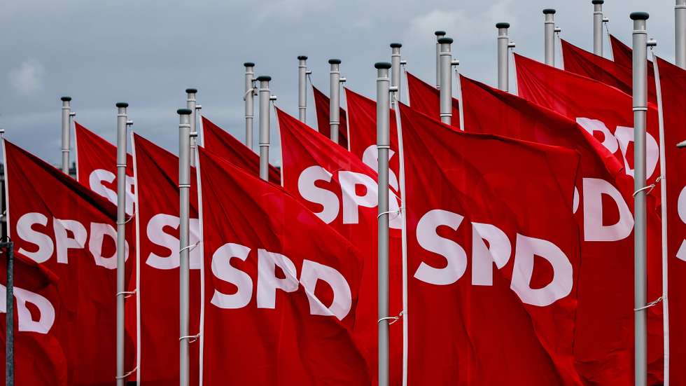 epa12200887 SPD flags are seen in front of City Cube during the German Social Democratic Party (SPD) Congress  in Berlin, Germany, 27 June 2025.  EPA/FILIP SINGER