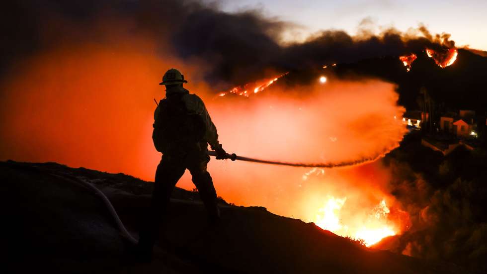 epaselect epa11812341 A Los Angeles County firefighter battles the Palisades wildfire in Pacific Palisades, California, USA, 07 January 2025. According to the National Weather Service, large portions of the Los Angeles area are under extreme wildfire risk from 07 to 08 January due to high winds and dry conditions.  EPA/CAROLINE BREHMAN