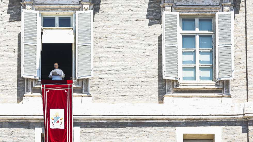 epa12204395 Pope Leo XIV addresses the crowd from the window of the apostolic palace overlooking St. Peter's Square during the Angelus prayer in the Vatican, 29 June 2025.  EPA/ANGELO CARCONI