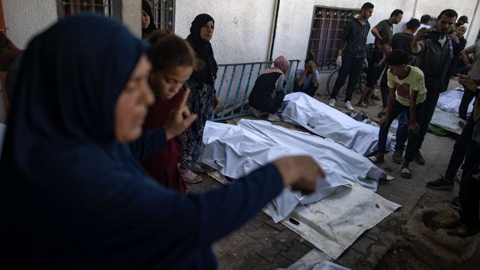 epa12206639 Palestinians bid farewell to relatives who were killed in an Israeli airstrike, at Al-Shifa Hospital in Gaza City, 30 June 2025. According to the Gaza Ministry of Health, 24 Palestinians were killed after the Israeli army targeted Al-Baqa Cafe located on the seafront of Gaza City.  EPA/HAITHAM IMAD