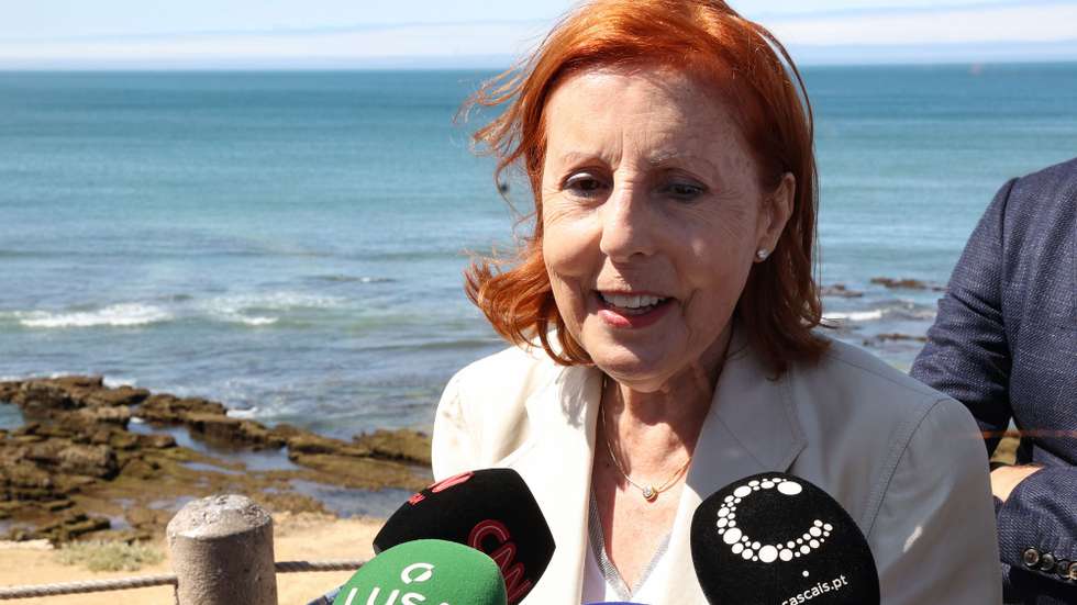 A ministra do Ambiente, Maria da Graça Carvalho, fala aos jornalistas durante a visita à obra de intervenção de reabilitação da Arriba da Bafureira (Praia da Bafureira), em Cascais, 23 de agosto de 2024. MANUEL DE ALMEIDA/LUSA