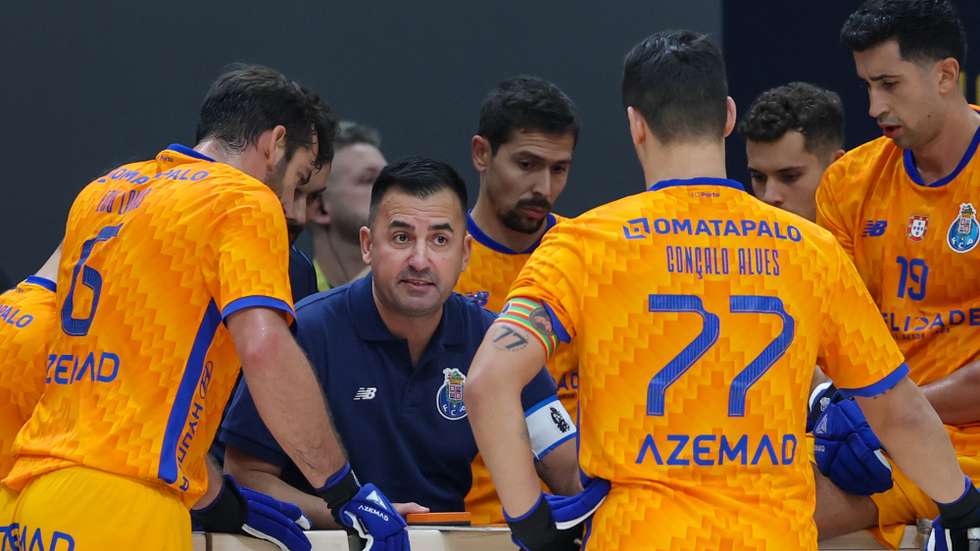 O treinador do FC Porto,  Ricardo Ares, dá instruções aos seus jogadores durante o jogo com o Óquei de Barcelos da Supertaça António Livramento em Hóquei em Patins, disputado no Pavilhão Multiusos de Odivelas, 19 de outubro de 2024. ANTÓNIO COTRIM/LUSA