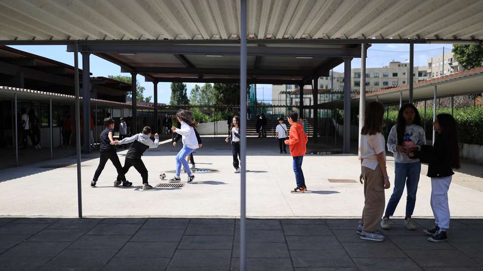Professores e alunos da escola Costa Matos em Vila Nova de Gaia criam espaços para dinamizar os recreios e levar os alunos a participarem em atividades coletivas em vez de passarem o tempo livre agarrados ao telemóvel, 14 de maio de 2024. (ACOMPANHA TEXTO DO DIA 15 DE MAIO DE 2024). ESTELA SILVA/LUSA