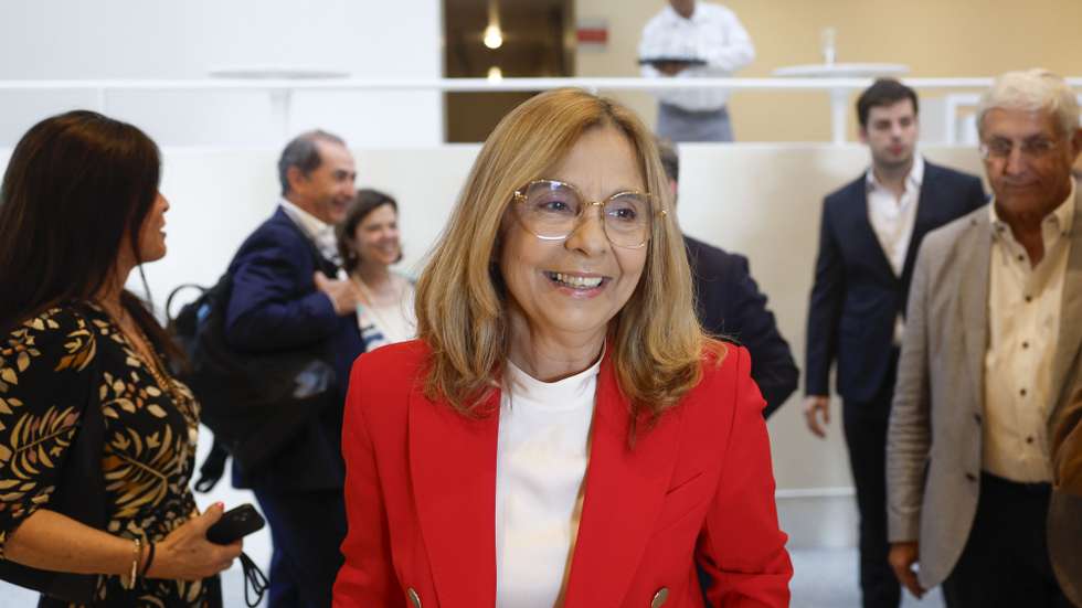 A ministra da Saúde, Ana Paula Martins (C), à chegada para a 13.ª Conferência Sustentabilidade em Saúde, no Centro Cultural de Lisboa, em Lisboa, 01 de julho de 2025. A conferência apresenta os resultados do Índice Saúde Sustentável, que todos os anos avalia a evolução da sustentabilidade do Serviço Nacional de Saúde (SNS) e a perceção e a recetividade dos utentes portugueses em relação à utilização de inteligência artificial. ANTÓNIO PEDRO SANTOS/LUSA