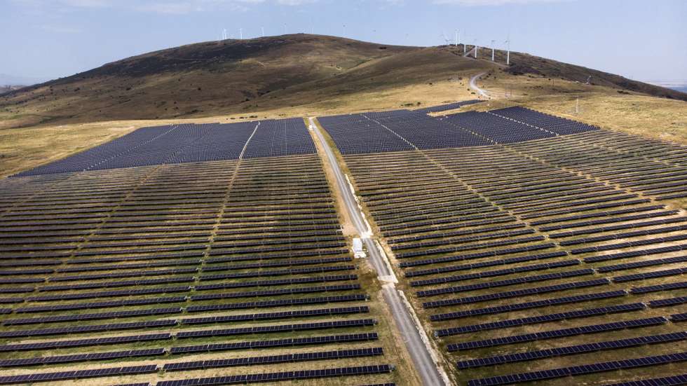 A EDP está a testar em Espanha uma plataforma digital autónoma que poderá reduzir em até 80% os custos de manutenção dos parques solares e que pretende expandir a todos os ativos do grupo.
O projeto-piloto de automação para operação e manutenção de centrais fotovoltaicas, denominado Scale Up O&amp;M e que deu agora os primeiros passos, está a ser desenvolvido no parque solar de Cruz de Hierro/Villacastín e combina drones com inteligência artificial, uma plataforma digital da EDP e robôs autónomos que operam de forma coordenada em tempo real, 01 de julho de 2025. (IMAGEM DE DRONE) FRANQUE SILVA /LUSA