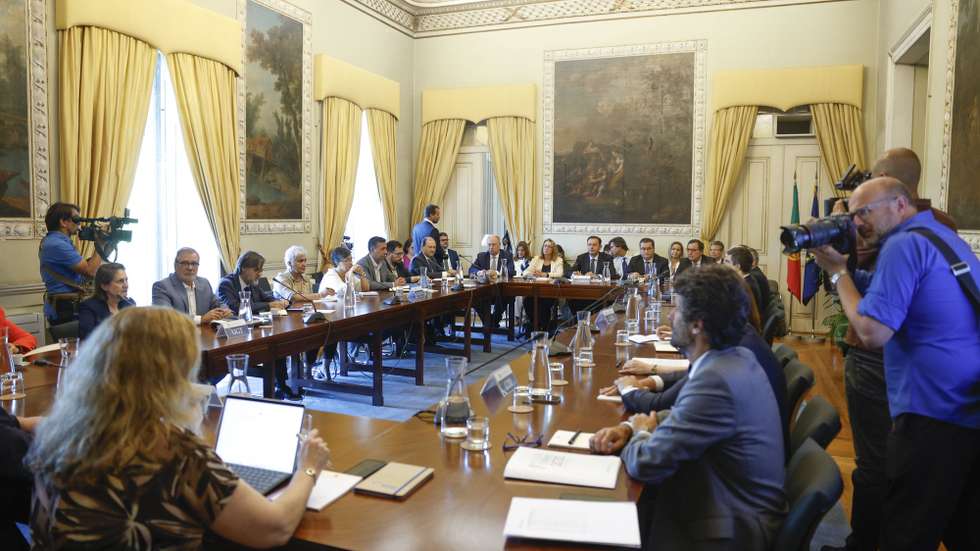 O primeiro-ministro, Luís Montenegro (C), preside à reunião plenária da Comissão Permanente de Concertação Social, para apresentação de cumprimentos institucionais e intervenção dos parceiros, na sede do Conselho Económico e Social, em Lisboa, 02 de julho de 2025.  ANTÓNIO PEDRO SANTOS/LUSA