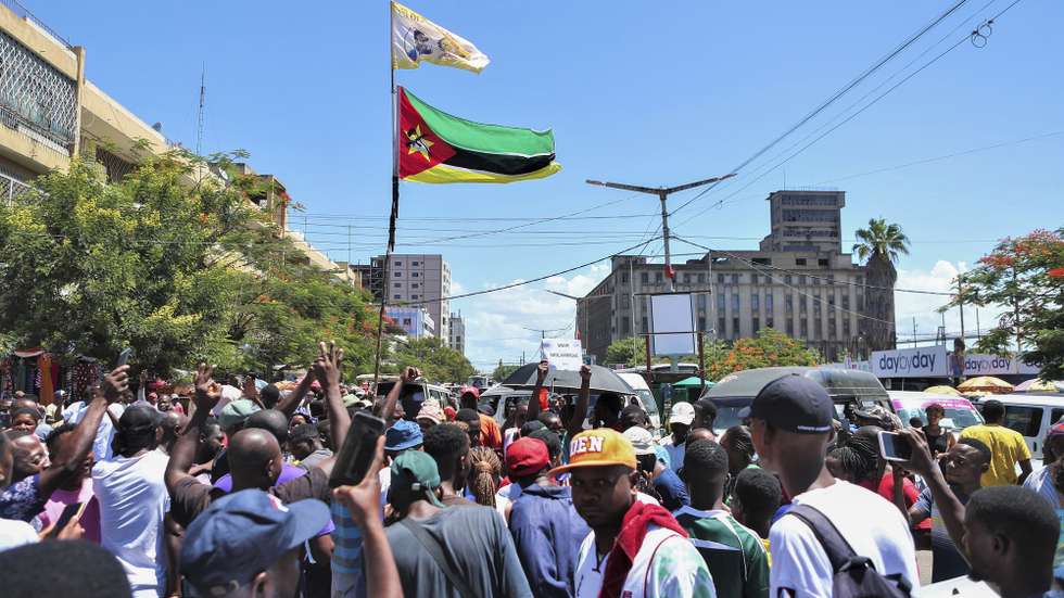 O hino de Moçambique voltou hoje a ser entoado por centenas de populares em diferentes ruas do centro de Maputo, em resposta ao apelo do ex-candidato presidencial Venâncio Mondlane, terminando ao fim de 15 minutos, sem incidentes, Maputo, Moçambique, 24 de janeiro de 2025. Entre a avenida Guerra Popular e a baixa da cidade, vários grupos juntaram-se, à hora prevista - 13:00 locais (menos duas horas em Lisboa)- e, de mãos dadas, com bandeiras, vuvuzelas e apitos, cantaram o hino, pacificamente, perante um trânsito bloqueado, durante 15 minutos, uma forma de contestação que marcou os protestos pós-eleitorais sobretudo em dezembro. LUÍSA NHANTUMBO/LUSA