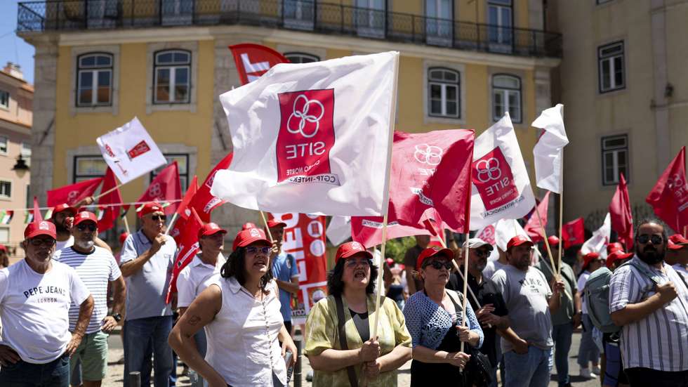Manifestantes participam na concentração de dirigentes, delegados sindicais e trabalhadores das profissões de desgaste rápido na indústria, junto à Assembleia da República em Lisboa, 03 de julho de 2025. A concentração foi convocada pela FIEQUIMETAL - Federação Intersindical das Indústrias Metalúrgicas, Químicas, Eléctricas, Farmacêutica, Celulose, Papel, Gráfica, Imprensa, Energia e Minas (CGTP-IN) e no dia em que o Parlamento debate a petição, promovida pela Fiequimetal, exigindo o reconhecimento de profissões de desgaste rápido na indústria. FILIPE AMORIM/LUSA