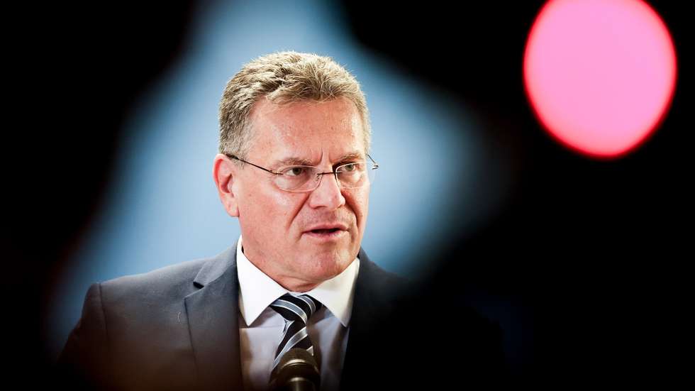 epaselect epa12192752 European Commissioner for Trade Maros Sefcovic delivers a press statement with German Finance Minister Lars Klingbeil(not pictured) after their meeting at the German Federal Ministry of Finance in Berlin, Germany, 23 June 2025.  EPA/FILIP SINGER