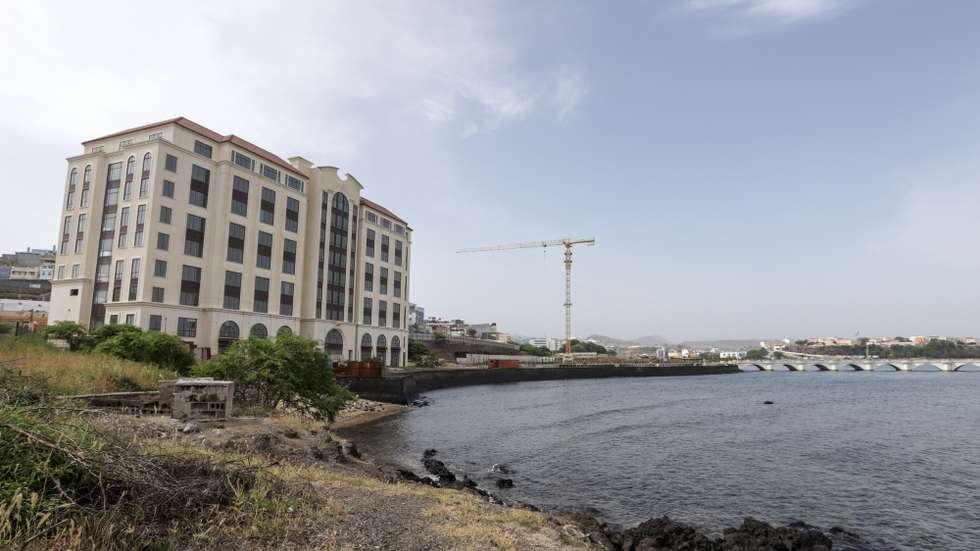 Edifício do hotel-casino inacabado da Macau Legend, na cidade da Praia, Ilha de Santiago, Cabo Verde, 11 de outubro de 2023. O projeto envolvia o maior empreendimento turístico de Cabo Verde, na altura, com um investimento global previsto de 250 milhões de euros - cerca de 15% do Produto Interno Bruto (PIB) cabo-verdiano. (ACOMPANHA TEXTO DA LUSA DO DIA 14 DE OUTUBRO DE 2023). ELTON MONTEIRO/LUSA