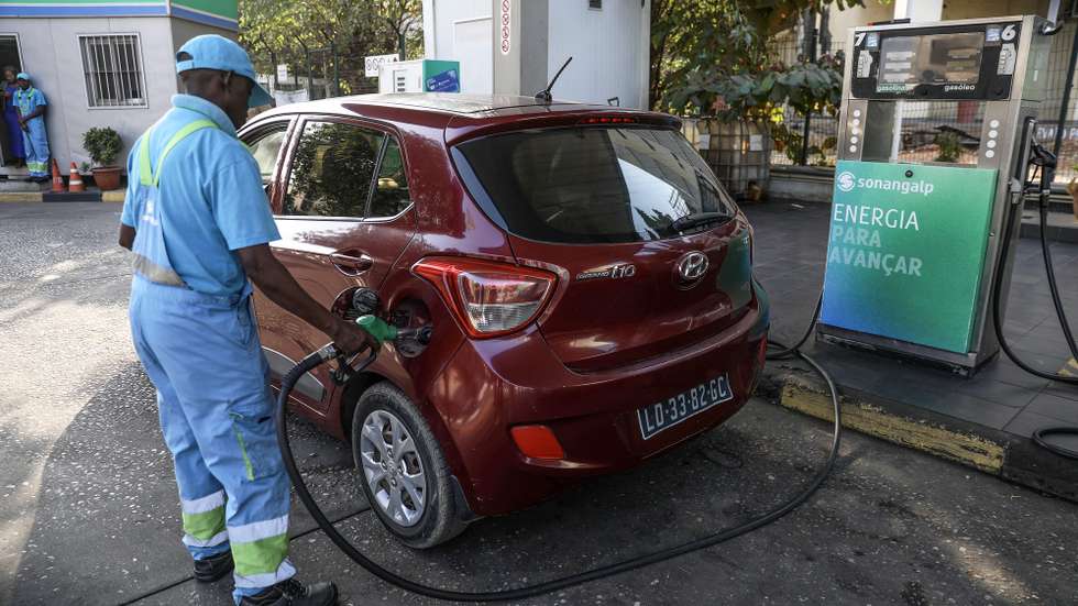 Um funcionário de um posto de combustíveis põe combustível num veículo em Luanda, Angola, 04 de julho de 2025. O Governo angolano anunciou, quinta-feira à noite, o segundo aumento do preço do gasóleo, este ano, que passou dos atuais 300 kwanzas (cerca de 0,28 euros) para 400 kwanzas (aproximadamente 0,37 euros). AMPE ROGÉRIO/LUSA