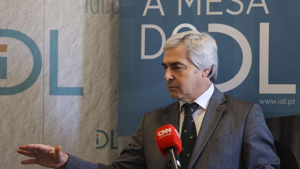 O ministro da Defesa Nacional, Nuno Melo, intervém na iniciativa "À Mesa do IDL", promovida pelo IDL - Instituto Amaro da Costa, em Lisboa, 26 de junho de 2025. TIAGO PETINGA/LUSA
