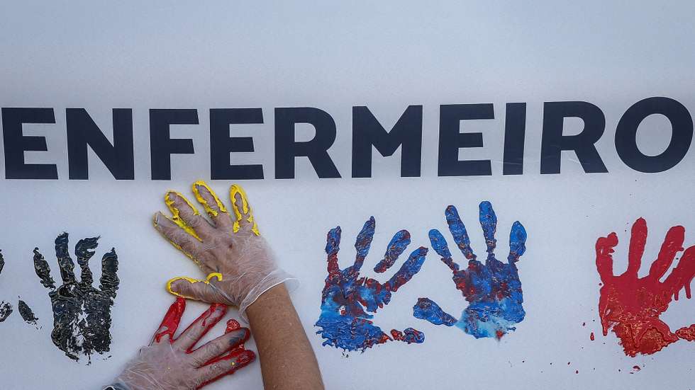Enfermeiros participam na greve até dia 23 de agosto de 2024, para exigir melhores condições laborais, remuneratórias e de horários, frente ao Hospital de Faro, 22 de agosto de 2024. LUÍS FORRA/LUSA