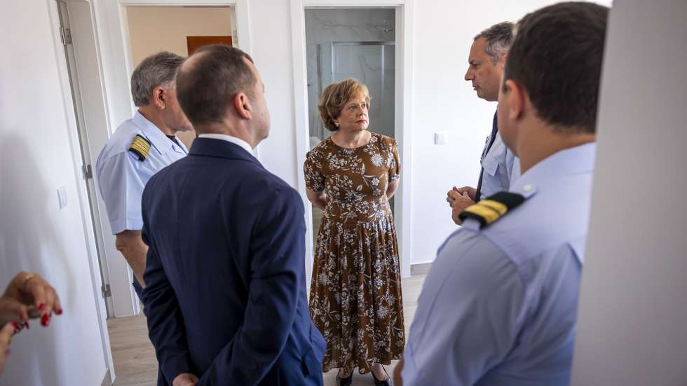 A ministra da Administração Interna, Maria Lúcia Amaral (C), na entrega de 20 casas no âmbito do Plano de Recuperação e Resiliência (PRR), aos Serviços Sociais da Guarda Nacional Republicana (SSGNR), em Lisboa, 07 de julho de 2025. JOSÉ SENA GOULÃO/LUSA