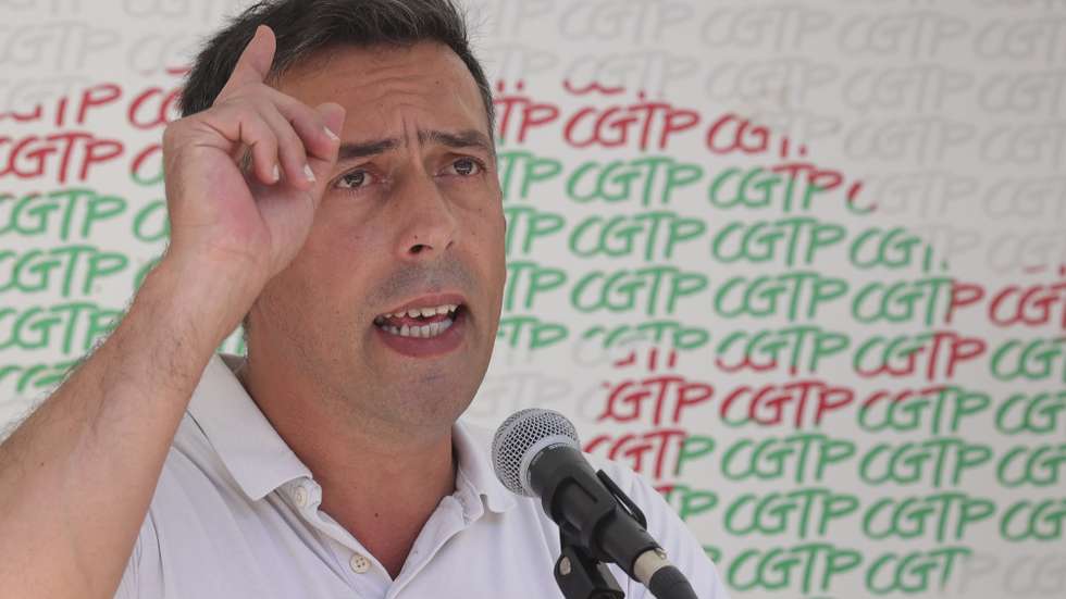 O secretário-geral da CGTP-IN, Tiago Oliveira, usa da palavra durnte o rotesto nacional dos trabalhadores da administração local e setor empresarial, convocado pelo STAL - Sindicato Nacional dos Trabalhadores da Administração Local e Regional, entre o Largo Camões e o Parlamento, 27 junho 2025, em Lisboa, para exigir medidas que resolvam os problemas com que o setor está confrontada. MANUEL DE ALMEIDA/LUSA