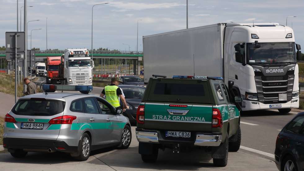 epa12217666 Border Guard officers at the Polish-Lithuanian border in Budzisko, where a press conference was held by the heads of the interior ministries of Poland and Lithuania, Budzisko, east Poland, 05 July 2025.  EPA/ARTUR RESZKO POLAND OUT