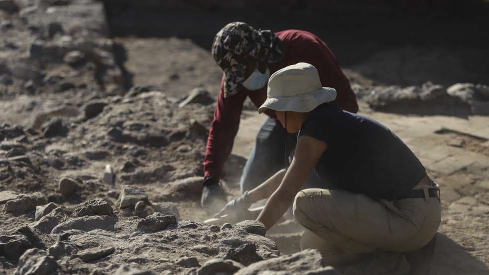 Arqueólogos trabalham em uma escavação na Cidade Velha, Ribeira Grande de Santiago, Cabo Verde, 21 de fevereiro de 2025. Cabo Verde vai alterar um projeto de requalificação da Cidade Velha, Património Mundial da UNESCO e um dos primeiros marcos europeus em África, depois de descobertas feitas nas últimas semanas por uma missão arqueológica. (ACOMPANHA TEXTO DE 24 DE FEVEREIRO DE 2025). ELTON MONTEIRO/LUSA