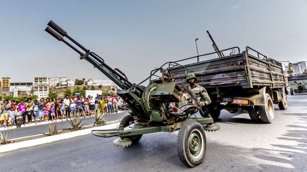 Um militar das Forças Armadas de Cabo Verde conduz um veículo militar durante a parada e desfile de comemoração do 40º aniversário da Independência de Cabo Verde na Avenida Cidade de Lisboa, Cidade da Praia, 05 de julho de 2015. ANTÓNIO GOMES/LUSA