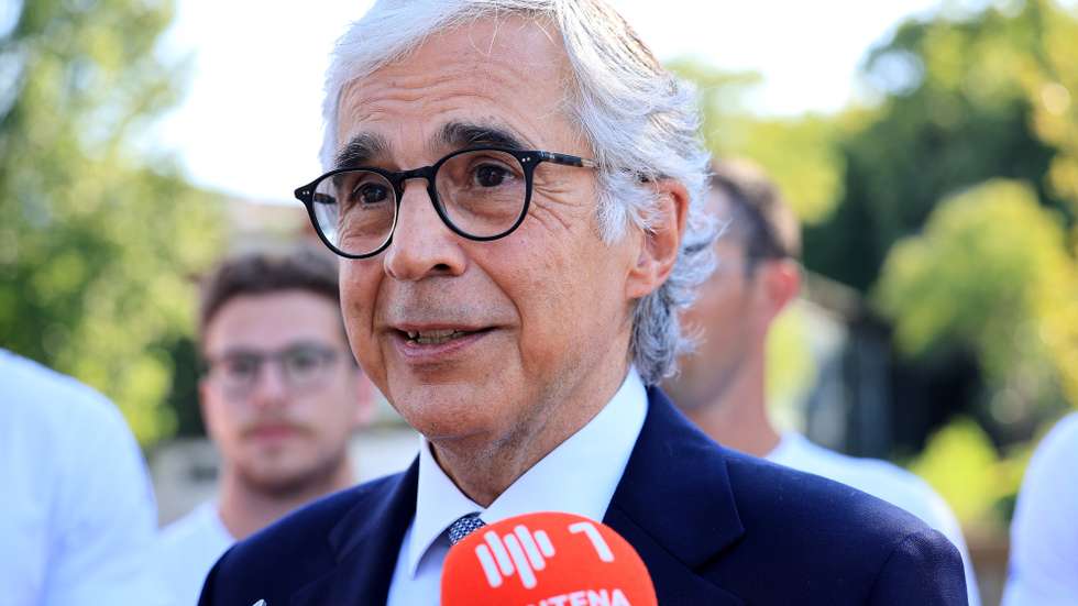 José Pedro Aguiar-Branco, presidente da Assembleia da República (AR), presta declarações depois da cerimónia de entrega do voto de saudação, aprovado por unanimidade pela AR em reconhecimento pelos resultados alcançados no Campeonato da Europa de Canoagem de Velocidade e Paracanoagem, na sede da Federação Portuguesa de Canoagem, Vila Nova de Gaia, 08 de Julho de 2025. ESTELA SILVA/LUSA