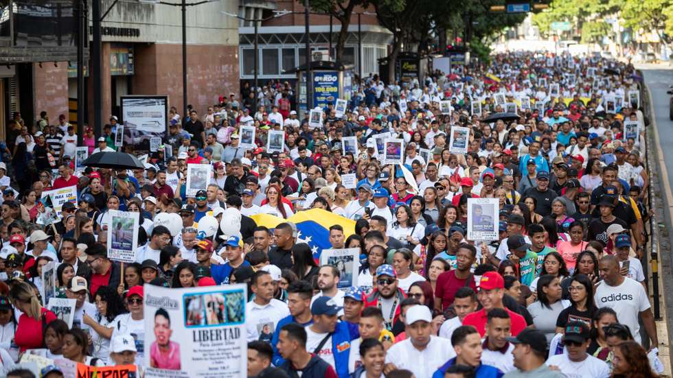 epa12230569 Hundreds of people participate in a pro-government march to demand the release of Venezuelan children held in the United States; in Caracas, Venezuela, 10 July 2025.  EPA/Ronald Pena R