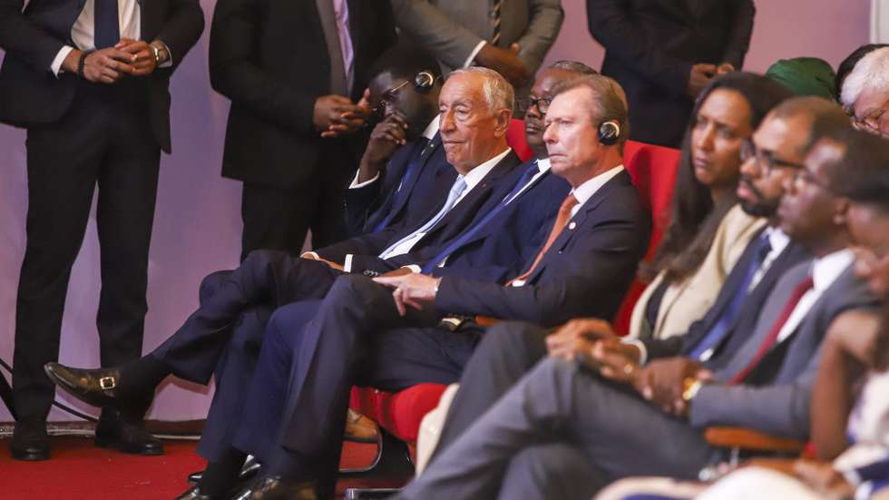 O Presidente da República, Marcelo Rebelo de Sousa (2-E), acompanhado pelo Presidente da Guiné-Bissau Umaro Sissoco Embaló (2D), pelo Grão-duque Henri (D) e pelo Presidente do Senegal, Bassirou Diomaye Faye (E), na cerimónia de celebração dos 50 anos de independência de Cabo Verde, na Cidade da Praia, em Cabo Verde, 05 de julho de 2025. ELTON MONTEIRO/LUSA