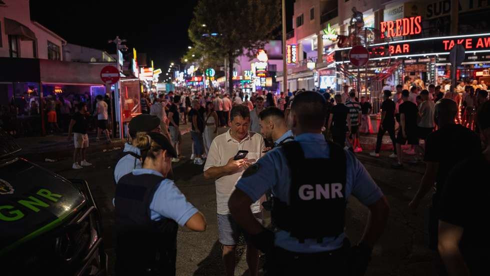 O atropelamento registou-se às 03h00 de terça-feira, numa das ruas de animação noturna em Albufeira, no distrito de Faro, e causou 16 feridos, dois dos quais graves