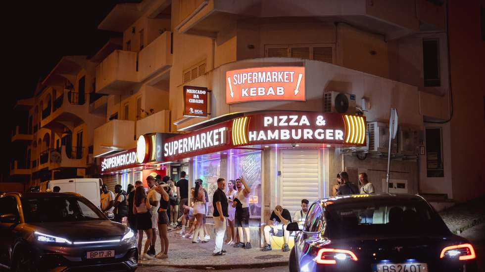Foi também detetado que, "em novembro de 2019, 142 cidadãos estrangeiros declaravam residir na mesma morada, em Albufeira, associada aos arguidos", sustenta a acusação