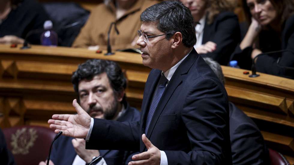 O líder parlamentar do Partido Socialista (PS), Eurico Brilhante Dias (D), discursa após a eleição de José Pedro Aguiar Branco (ausente da fotografia), como novo Presidente da Assembleia da República, sucedendo a Augusto Santos Silva, que falhou a eleição pelo círculo Fora da Europa nas últimas legislativas, na Assembleia da República em Lisboa, 27 de março de 2024. FILIPE AMORIM/LUSA