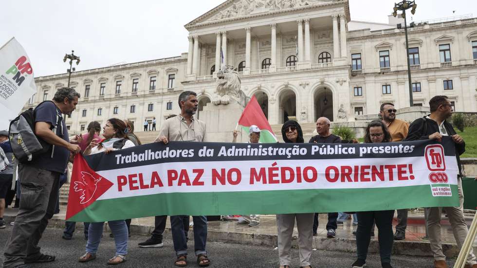 Ato público junto à Assembleia da República pelo reconhecimento do Estado da Palestina por parte do Governo português, promovido pelo Conselho Português para a Paz e Cooperação (CPPC), pela CGTP-IN, pelo Movimento pelos Direitos do Povo Palestino e pela Paz no Médio Oriente (MPPM) e pelo Projeto Ruído - Associação Juvenil, Lisboa, 11 de julho de 2025. O ato decorre no dia em que a Assembleia da República, por iniciativa do grupo parlamentar do PCP, debate o reconhecimento do Estado da Palestina por parte do Governo português. Na sequência do debate, são votadas várias propostas de resolução recomendando ao Governo português que reconheça o Estado da Palestina.  MIGUEL A. LOPES/LUSA