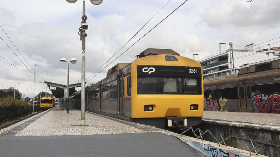 Estação de Algés em dia de greve da CP convocada pelas organizações representativas dos trabalhadores para exigir aumentos salariais e a implementação do acordo de reestruturação das tabelas salariais nos termos em que foi negociado e acordado, Lisboa, 07 de maio de 2025. ANTÓNIO COTRIM/LUSA