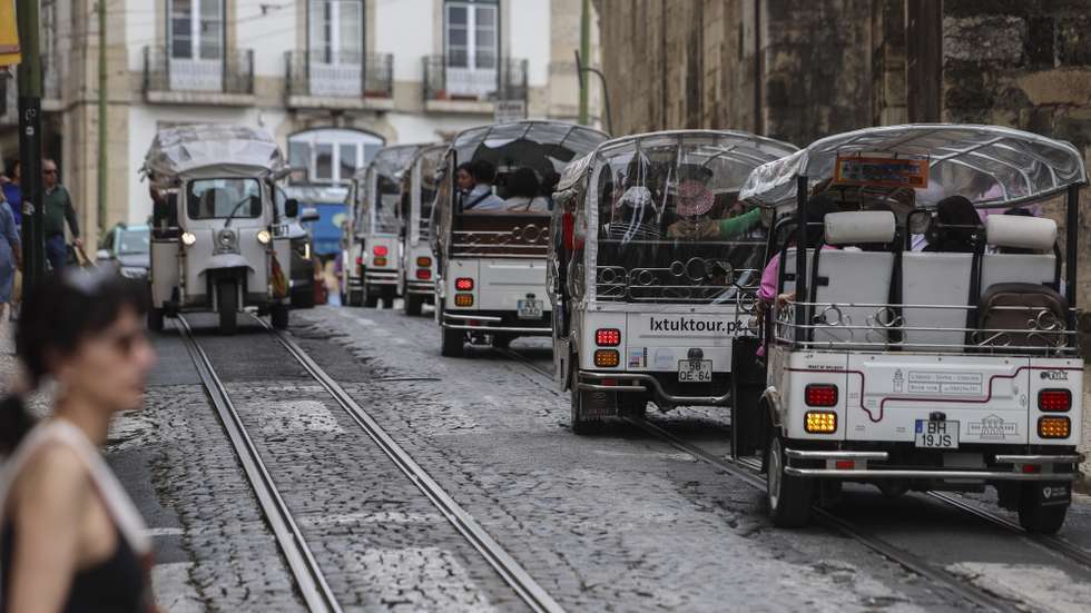 Veículos 'tuk-tuk' circulam pela zona histórica da cidade de Lisboa, 10 de abril de 2025. Em Lisboa, a circulação e o estacionamento dos ‘tuk-tuk’ passaram a ter zonas de restrição desde 01 de abril, com a proibição de passagem em 337 ruas da capital, na sequência de um despacho da Câmara Municipal. (ACOMPANHA TEXTO DA LUSA DO DIA 11 DE ABRIL DE 2025). TIAGO PETINGA/LUSA