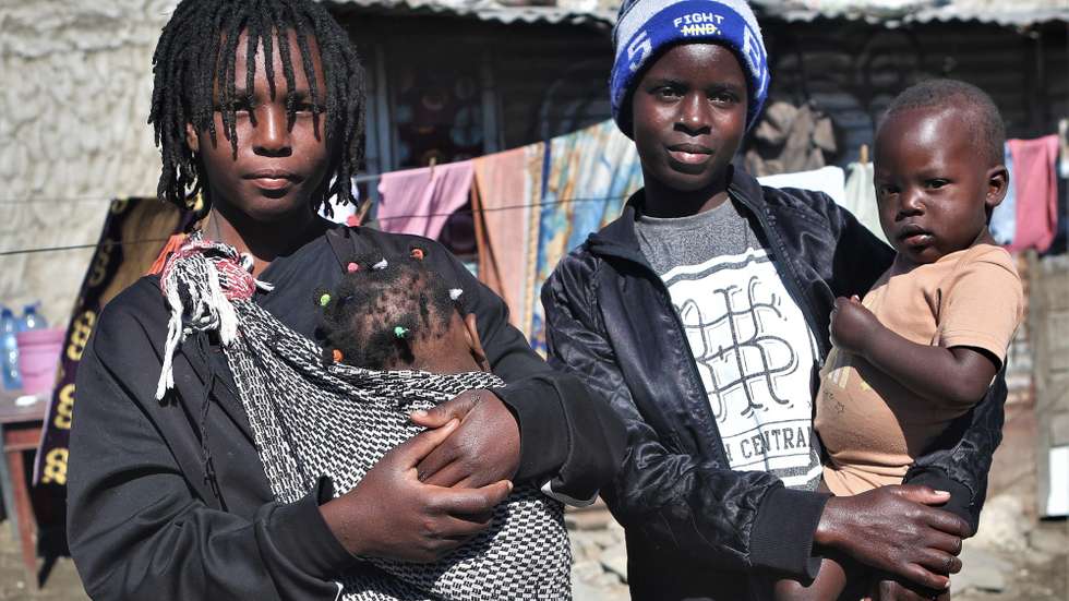 Cíntia Tembe (E), 16 anos, e Hortênsia Zefanias (D), 21 anos, com os seus filhos ao colo, cuja gravidez não foi planeada e ocorreu antes dos 18 anos, no bairro Mafalala, Maputo, Moçambique, 10 de julho de 2025. A vida de raparigas do histórico bairro da Mafalala, em Maputo, é reflexo de um relatório global das Nações Unidas que aponta Moçambique como o país com a quarta maior taxa de natalidade na adolescência, em raparigas de 15 a 19 anos, em todo o mundo, antevendo ainda a duplicação da população em 25 anos. (ACOMPANHA TEXTO DA LUSA DE 14-07-2025) LUÍSA NHANTUMBO/LUSA
