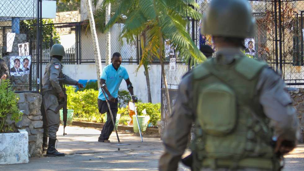 Dezenas de elementos da Unidade de Intervenção Rápida (UIR) da polícia moçambicana recuperaram hoje a sede nacional da Renamo, disparando tiros e gás lacrimogéneo para acabar com o protesto de antigos guerrilheiros, com pelo menos um ferido, em Maputo, Moçambique, 28 de maio de 2025. O protesto dos desmobilizados da Renamo na sede nacional, exigindo a saída do presidente do partido, Ossufo Momade, já se prolongava desde 15 de maio, com cerca de meia centena de antigos guerrilheiros a ocupar o espaço desde então. LUÍSA NHANTUMBO/LUSA