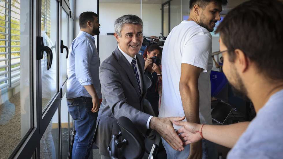 O secretário-geral do Partido Socialista (PS), José Luís Carneiro (C), cumprimenta trabalhadores durante uma visita à INOVAGAIA - Centro de Incubação de Base, o programa inclui a visita a duas empresas tecnológicas e uma reunião com o conselho de administração da INOVAGAIA, em Vila Nova de Gaia, 14 de julho de 2025. JOSÉ COELHO/LUSA
