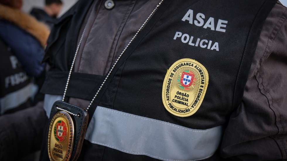 Inspetores da ASAE, durante uma operação de controlo e verificação das condições de Higiene e Segurança Alimentar das mercadorias alimentares (azeite, carnes, pescado, produtos de panificação, etc) em circulação bem como a deteção de eventuais ilícitos relacionados com as mercadorias em trânsito (contrafação, entre outros)  com consequências diretas para o consumidor final realizada no acesso à ponte 25 de Abril, Almada, 3 de Abril de 2025. RUI MINDERICO/LUSA