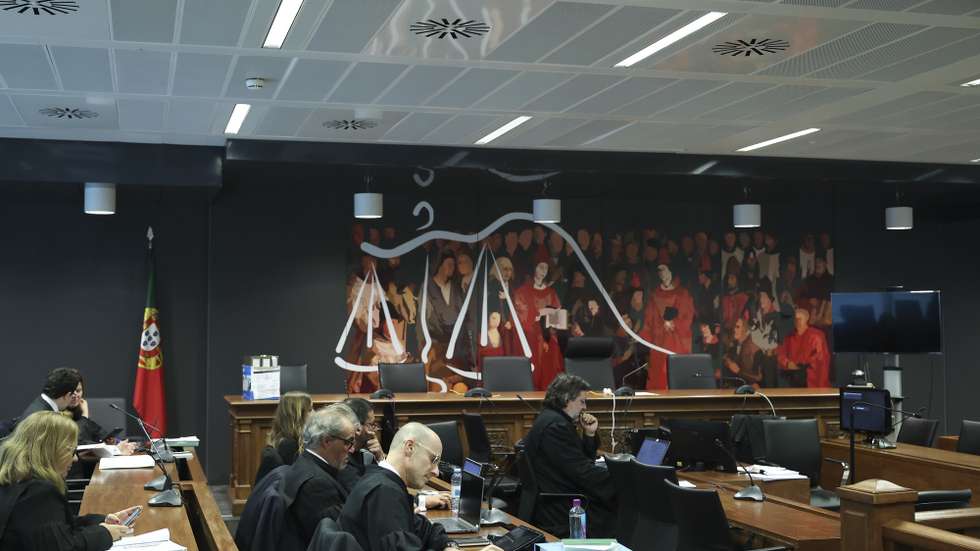Sala do Tribunal onde se vai iniciar hoje o julgamento do criador do Football Leaks, Rui Pinto (ausente da foto), no Campus da Justiça, em Lisboa, 13 de janeiro de 2025. Rui Pinto vai responder em julgamento por 201 crimes de acesso ilegítimo qualificado, 23 crimes de violação de correspondência agravados e 18 crimes de dano informático. ANTÓNIO COTRIM/LUSA