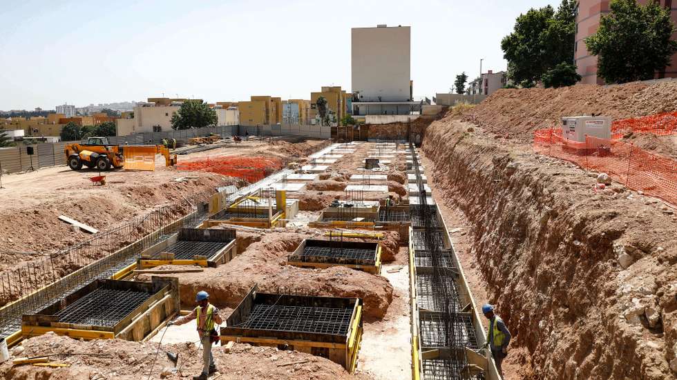 Obras de construção de fogos no Bairro Padre Cruz, que hoje contaram com a presença do ministro das Infraestruturas, Pedro Nuno Santos (ausente da foto), em Lisboa, 14 de junho  de 2022. ANTÓNIO COTRIM/LUSA