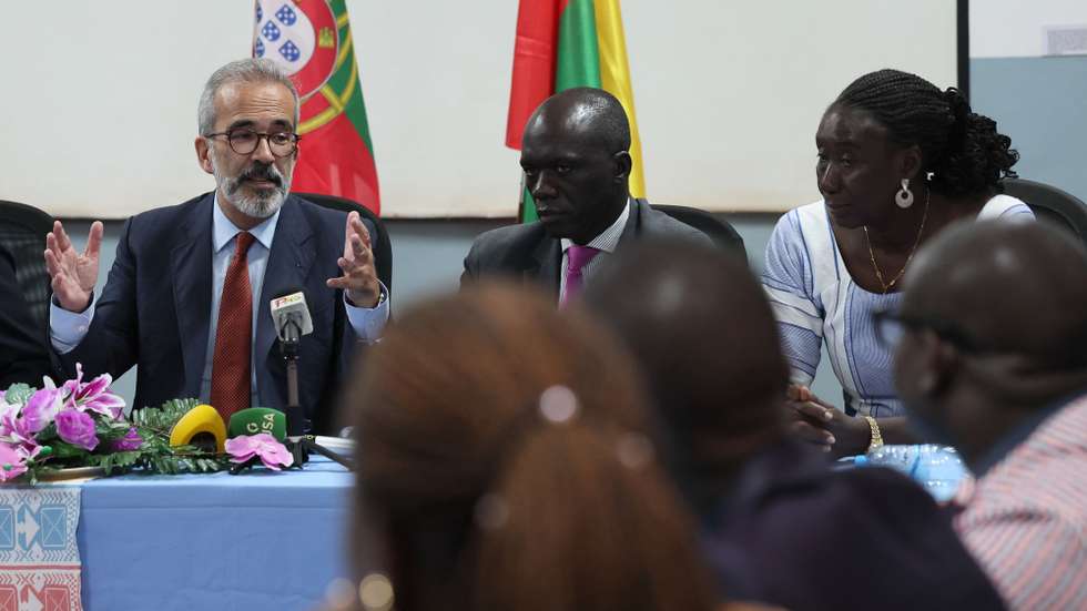 O ministro dos Negócios Estrangeiros de Portugal, Paulo Rangel (E), discursa durante a visita à Casa dos Direitos, em Bissau, Guiné-Bissau, 16 de julho de 2025. Conferência de Chefes de Estado e de Governo dos países da Comunidade dos Países de Língua Portuguesa (CPLP) irá decorrer a 18 de julho 2025 em Bissau. MANUEL DE ALMEIDA/LUSA
